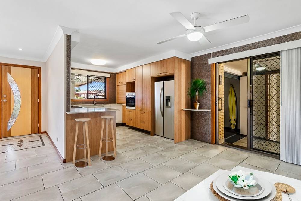 2/8  Maiala Close, Paradise Point, QLD 4216