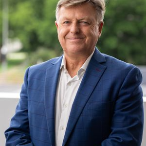 Michael Hosking  Agent