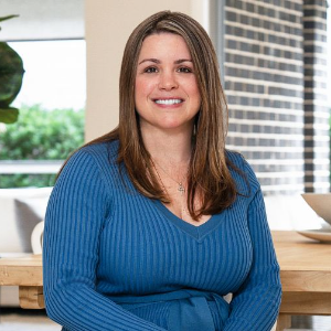 Fiona Ivanusa  Agent