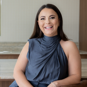 Larissa Martos  Agent