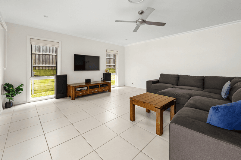 24 Scenic Drive, GILLIESTON HEIGHTS, NSW 2321