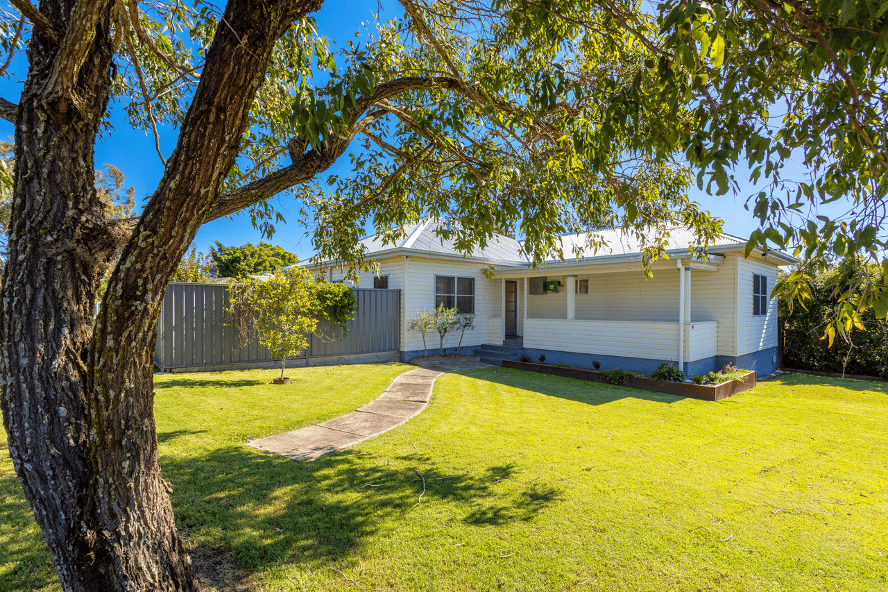 14 Wingham Road, TAREE, NSW 2430