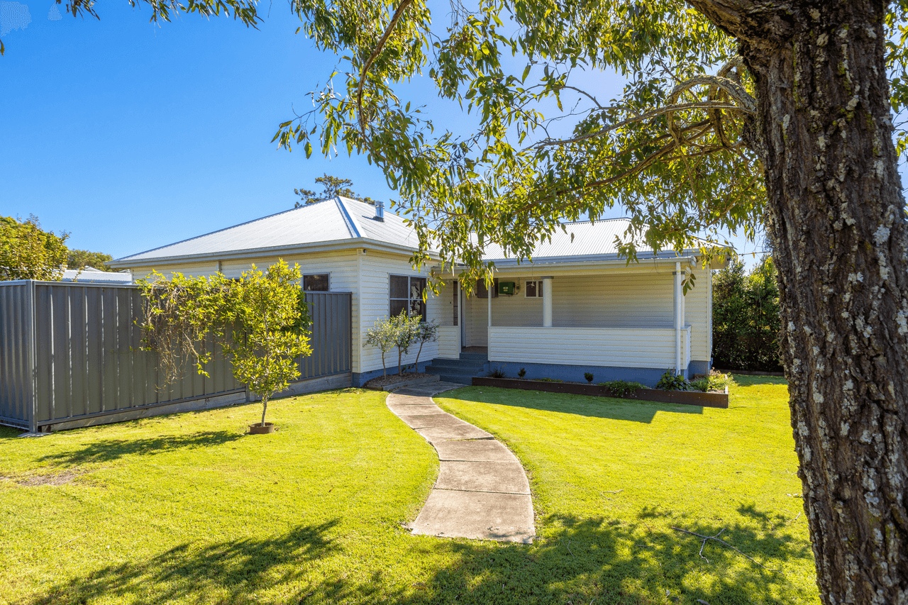 14 Wingham Road, TAREE, NSW 2430