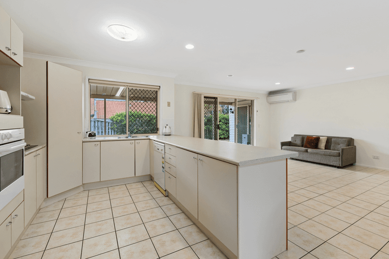 24 Samantha Street, WYNNUM WEST, QLD 4178