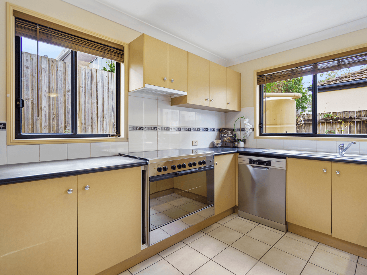 23 Estate Place, HOLLAND PARK WEST, QLD 4121