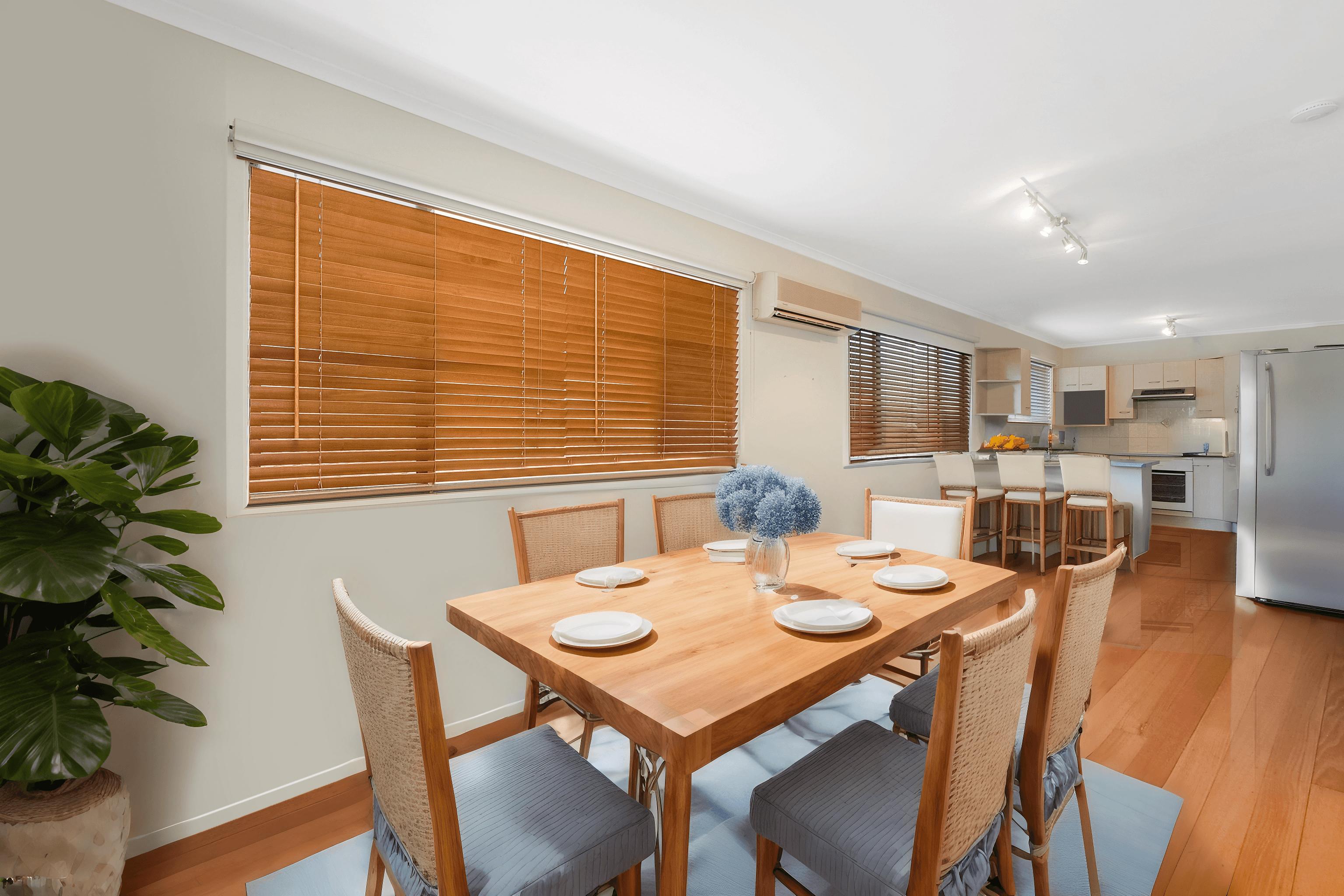 16 Lilla Street, WOODY POINT, QLD 4019