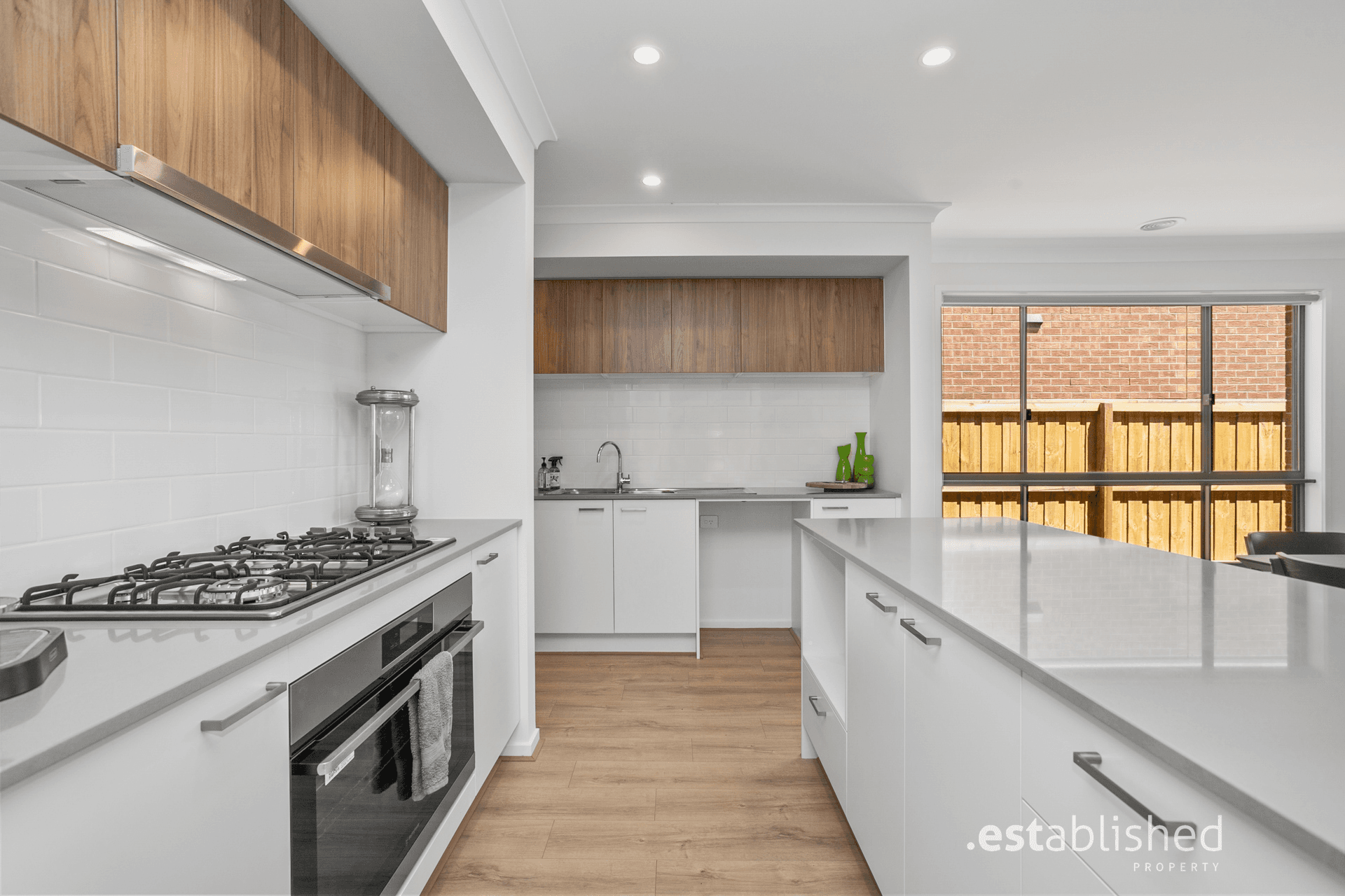 10 Farmingdale Street, MANOR LAKES, VIC 3024