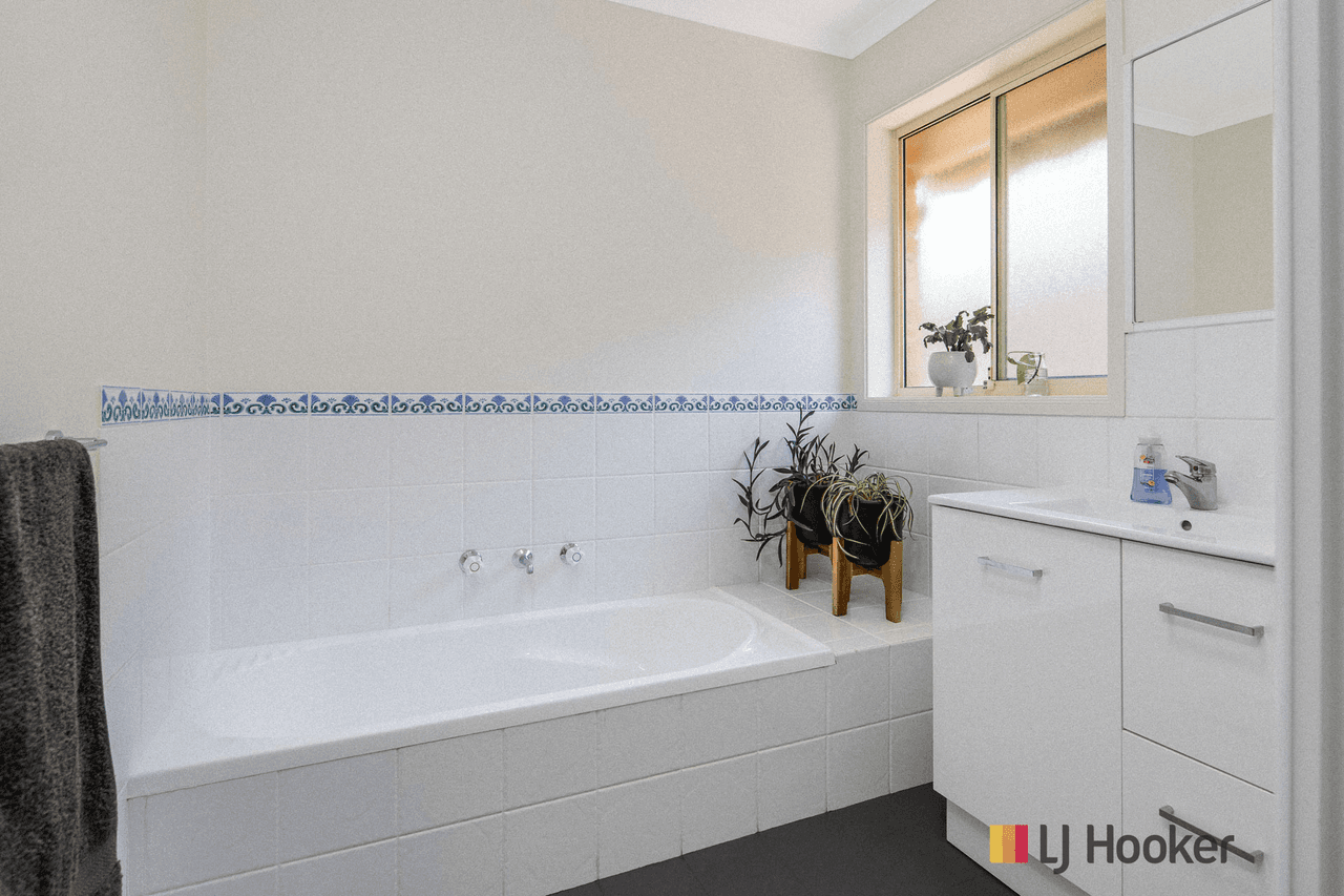 33 Wills Crescent, DENHAMS BEACH, NSW 2536