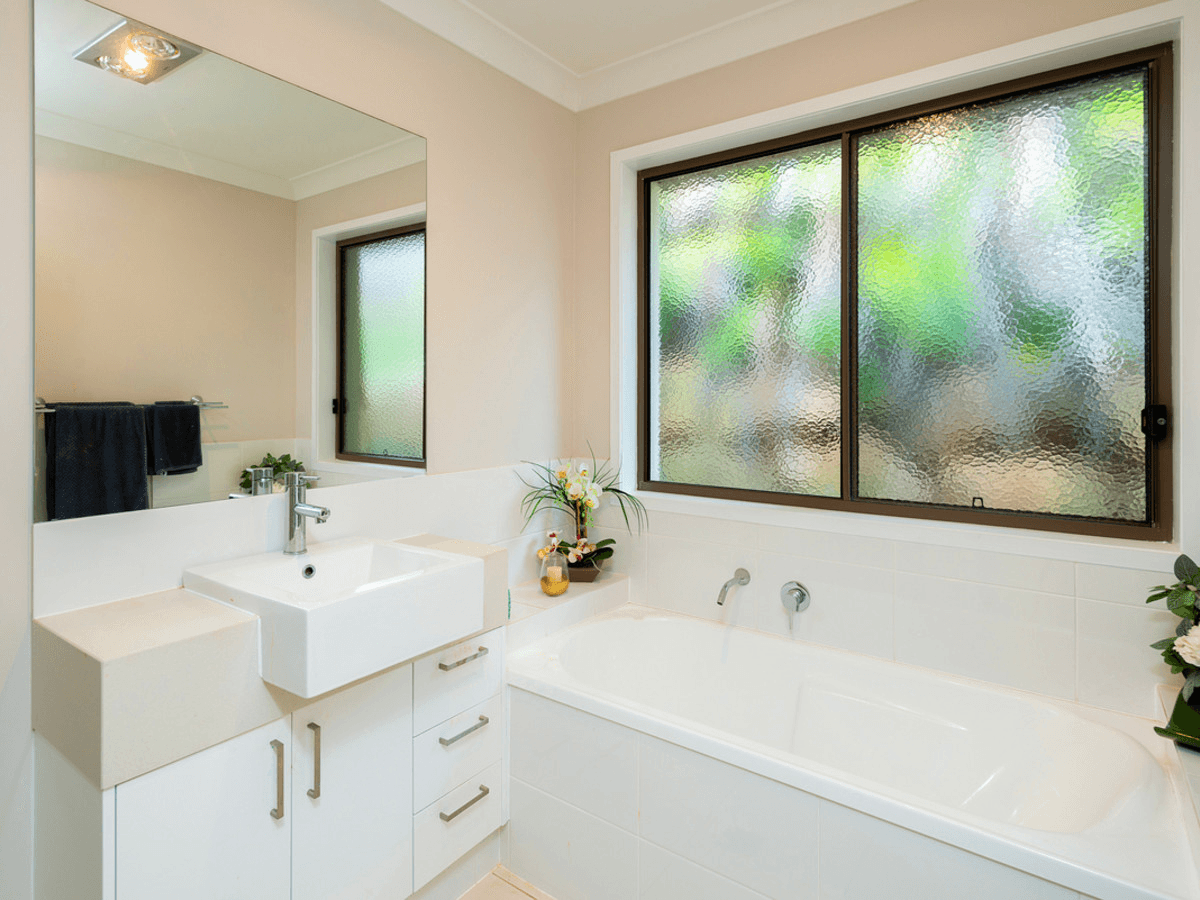 17 Chesterton Street, Pacific Pines, QLD 4211