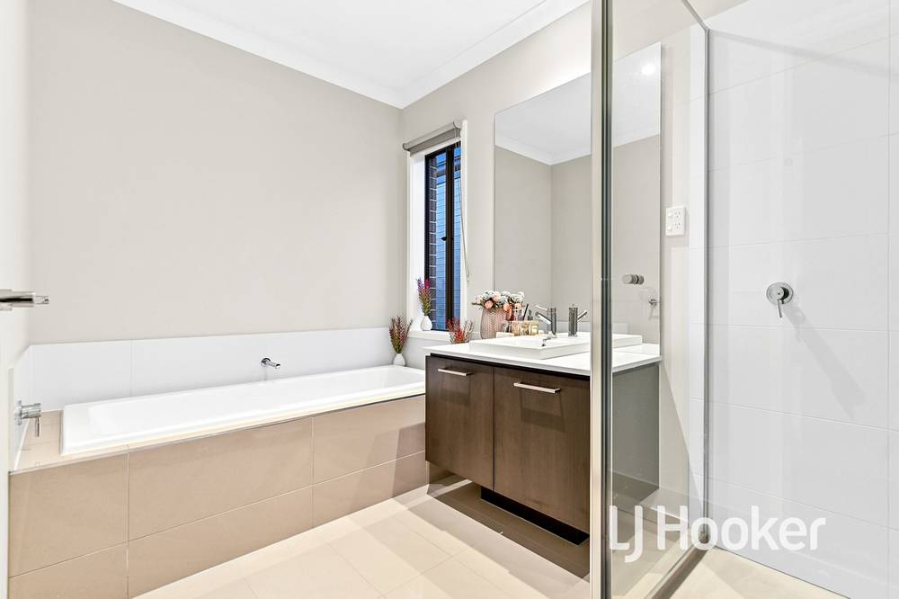 8 Savage Way, CLYDE NORTH, VIC 3978
