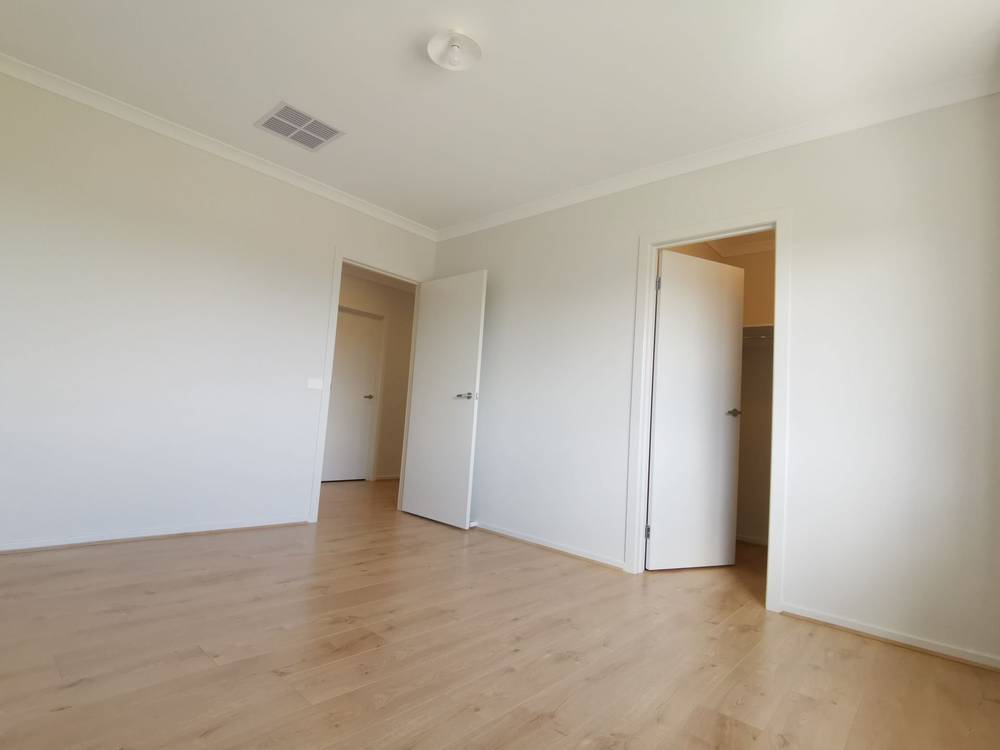 10 Lycium Road, Clyde North, VIC 3978