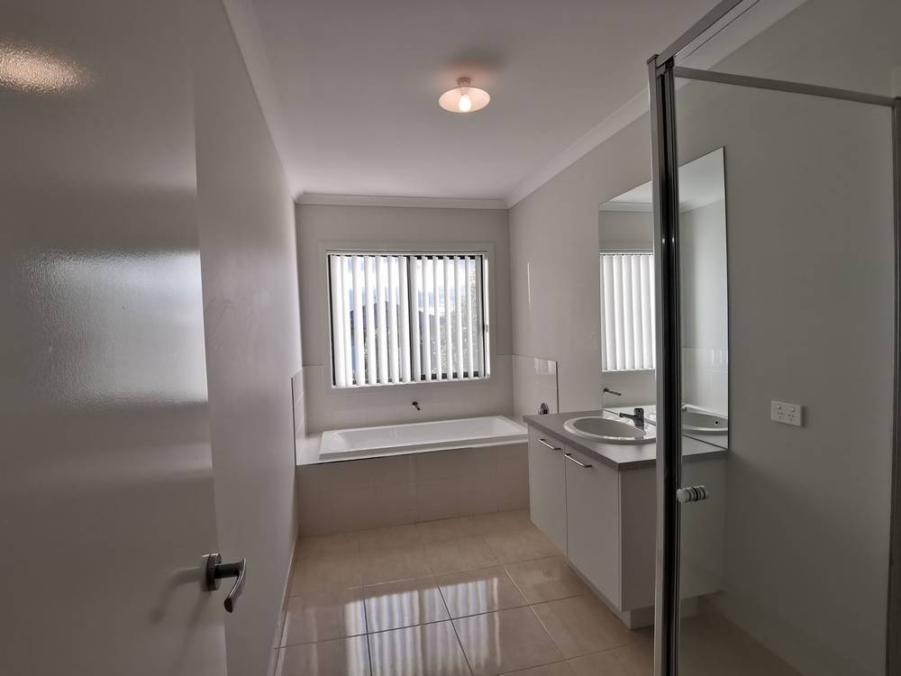 10 Lycium Road, Clyde North, VIC 3978