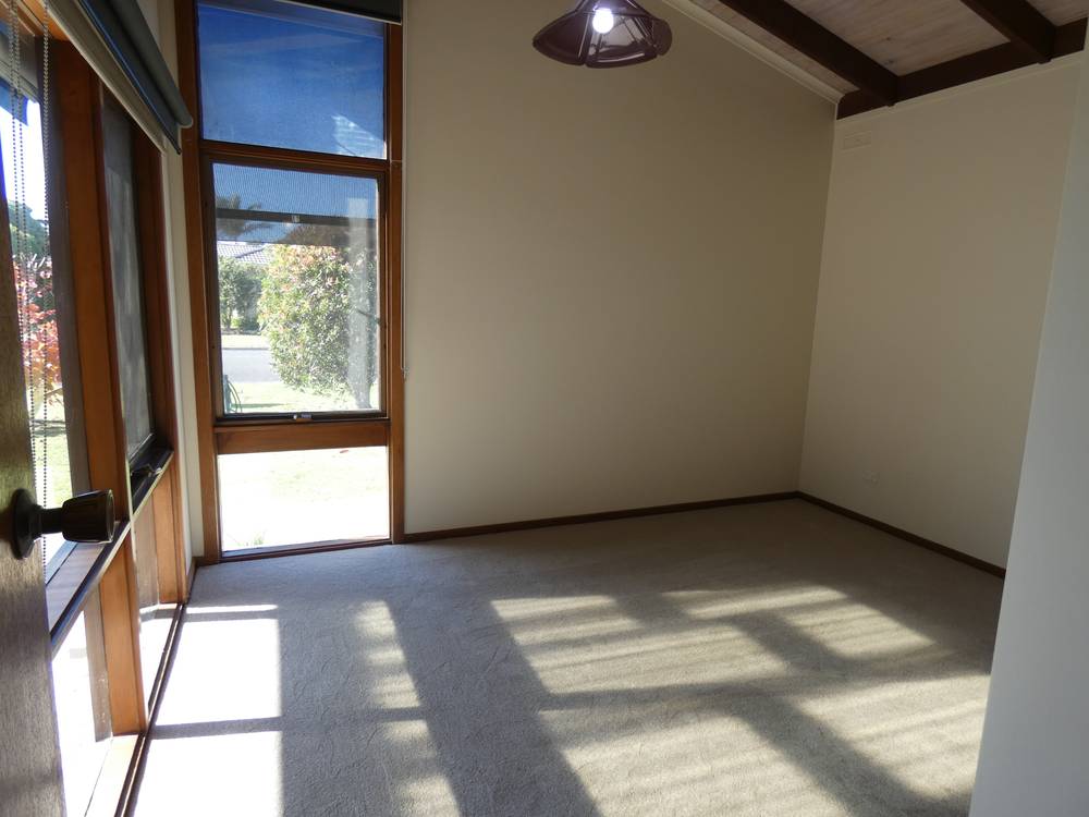 8 Endeavour Ct, Lakes Entrance, VIC 3909
