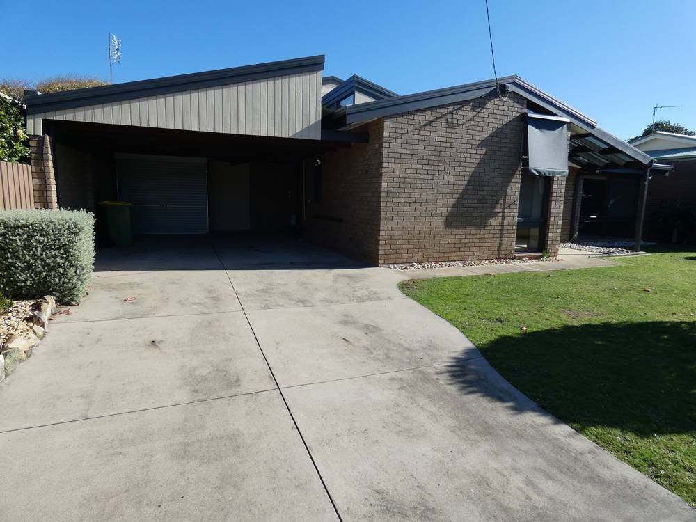 8 Endeavour Ct, Lakes Entrance, VIC 3909