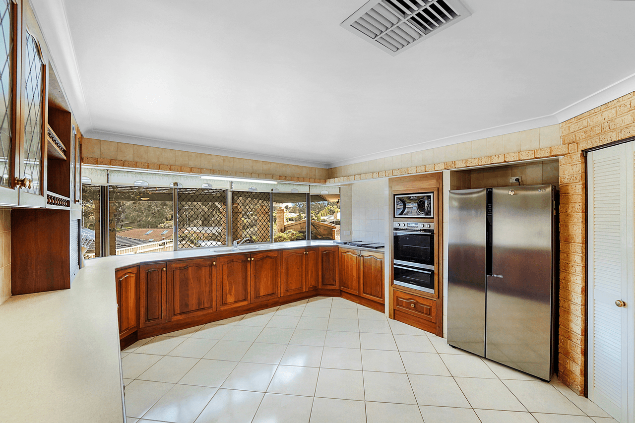 4 Georges Close, KALLAROO, WA 6025