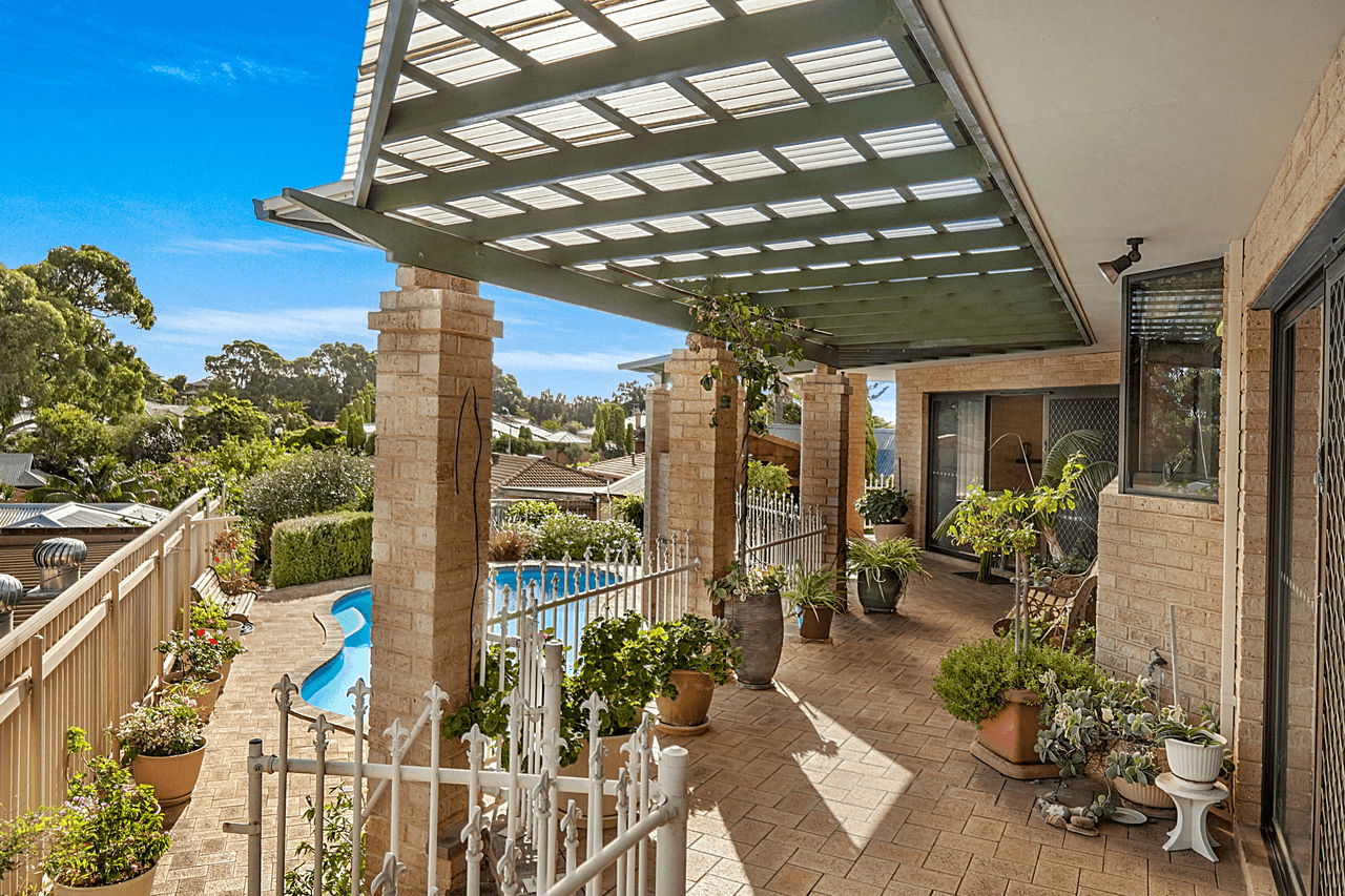 4 Georges Close, KALLAROO, WA 6025