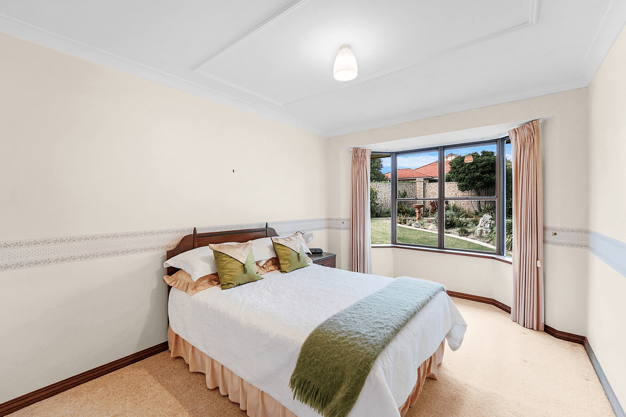 4 Georges Close, KALLAROO, WA 6025