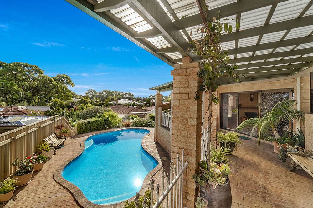 4 Georges Close, KALLAROO, WA 6025