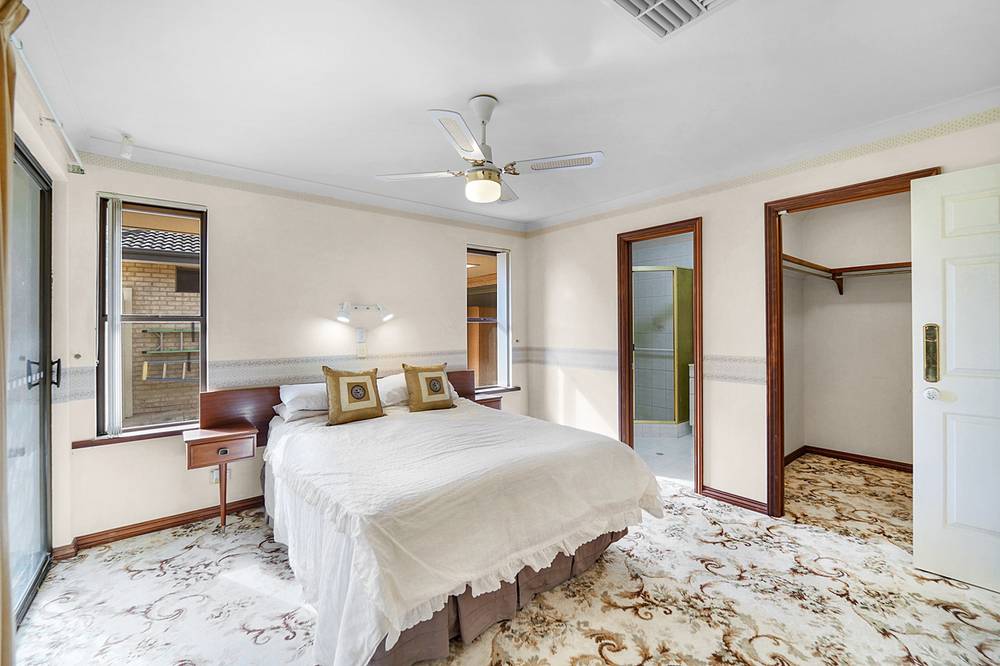 4 Georges Close, KALLAROO, WA 6025