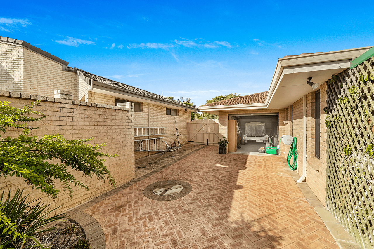 4 Georges Close, KALLAROO, WA 6025