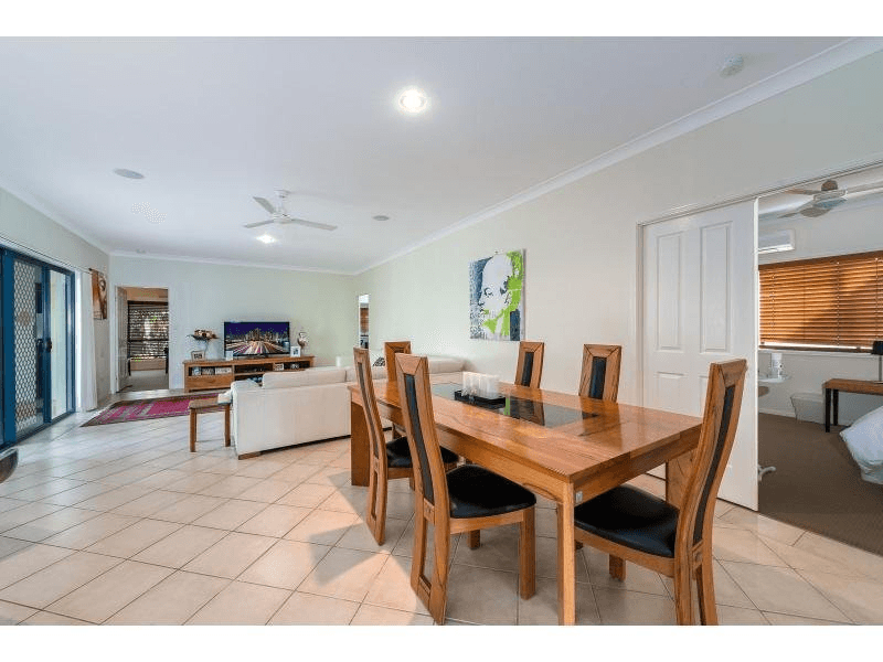 8 Broadwater Street, RUNAWAY BAY, QLD 4216