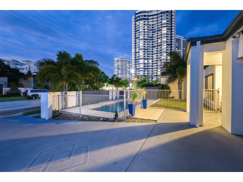 8 Broadwater Street, RUNAWAY BAY, QLD 4216