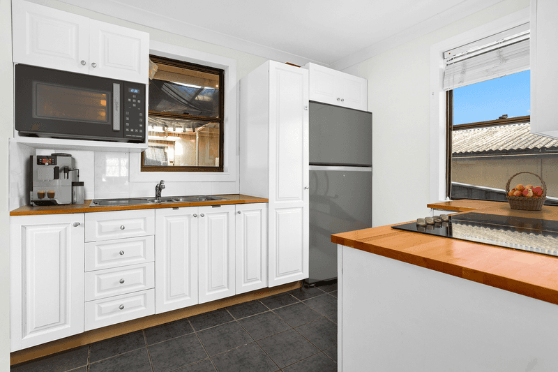 4 Beaton Street, Lake Illawarra, NSW 2528