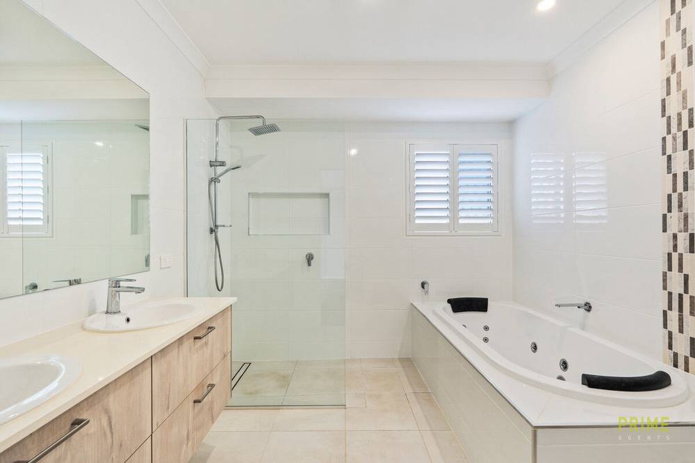 12 Louis Way, Kawungan, QLD 4655