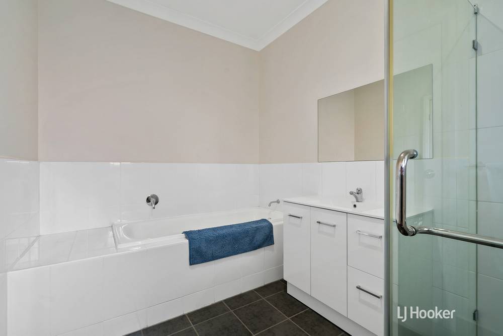 17 Broadwater Place, BLAKEVIEW, SA 5114