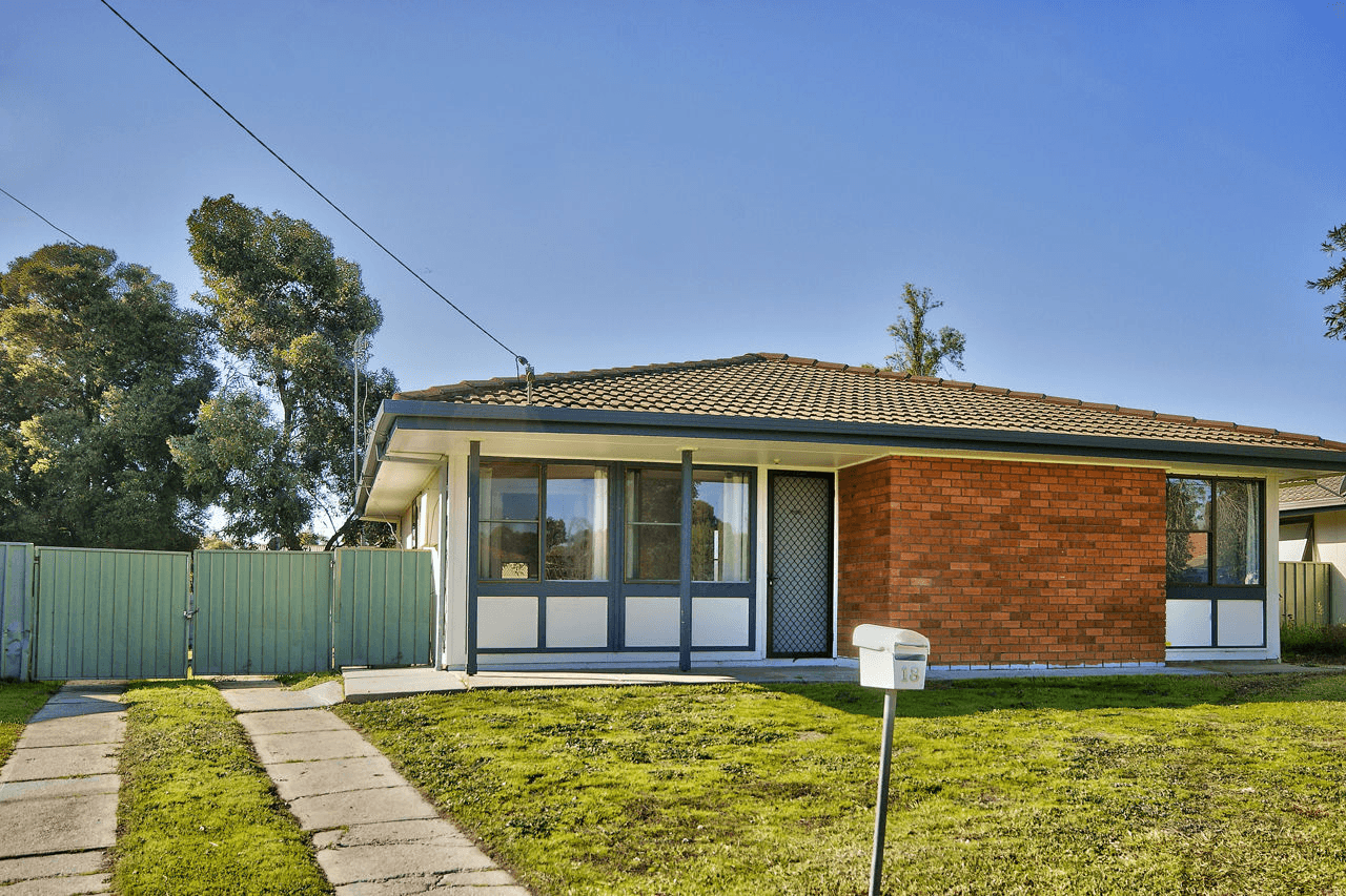 18 Ballantyne Crescent, DENILIQUIN, NSW 2710