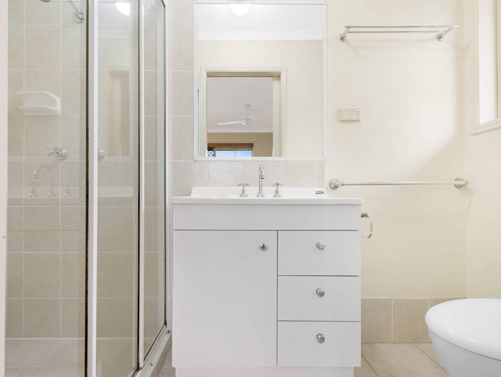 1 Kestrel Court, ELI WATERS, QLD 4655