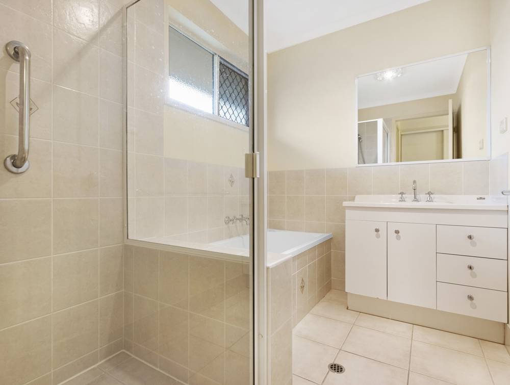1 Kestrel Court, ELI WATERS, QLD 4655