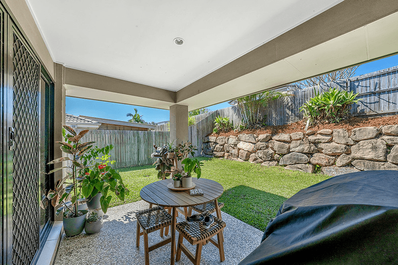 8 Aldgate Crescent, Pacific Pines, QLD 4211