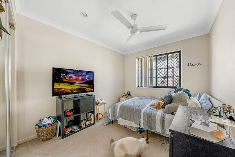 8 Aldgate Crescent, Pacific Pines, QLD 4211