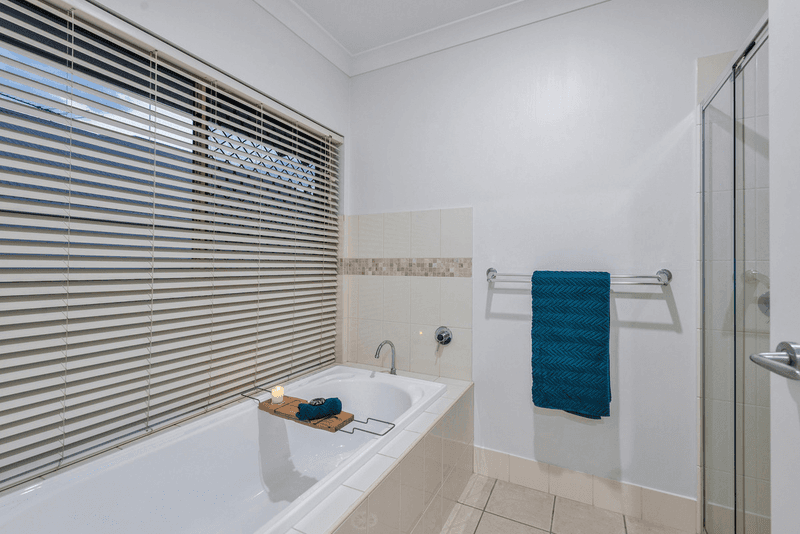 8 Pincally Crescent, ORMEAU, QLD 4208