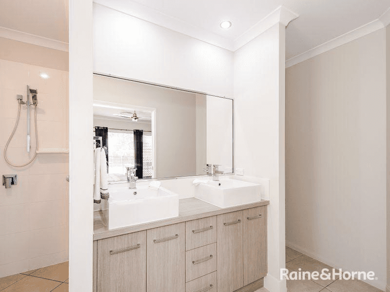 1a Plimsoll Court, TANNUM SANDS, QLD 4680