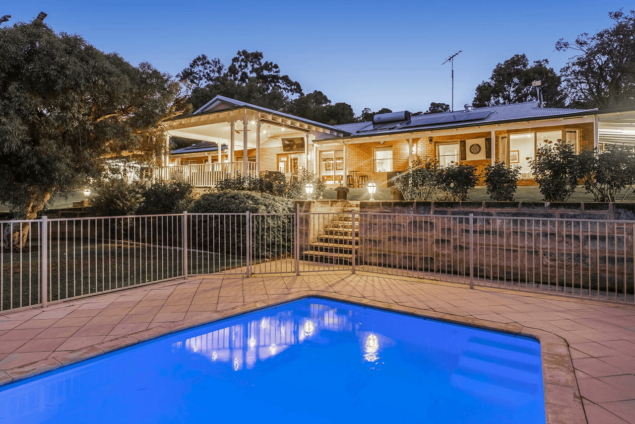 8B Simeon Close, KALAMUNDA, WA 6076