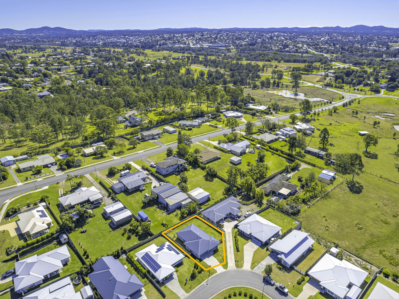 7 Cambridge Cct, Southside, QLD 4570