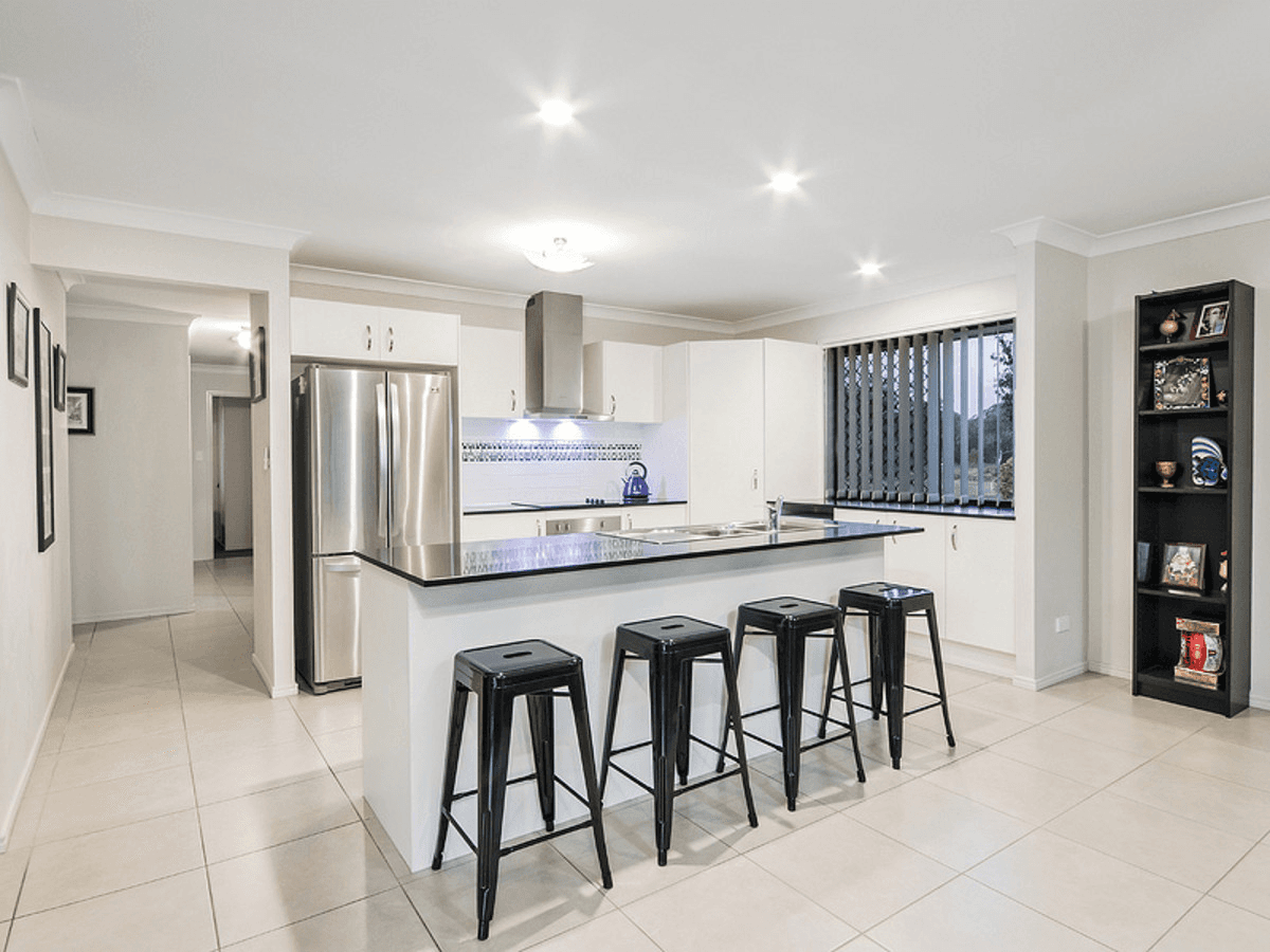 2 Kingsburgh Street, Raceview, QLD 4305