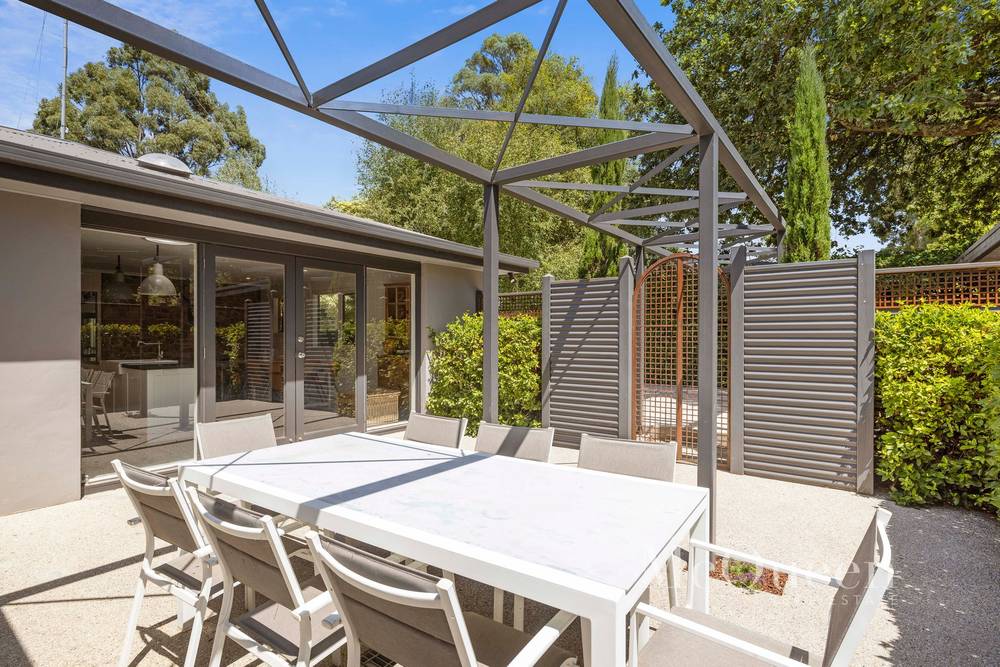 5 Noonan Grove, WOODEND, VIC 3442