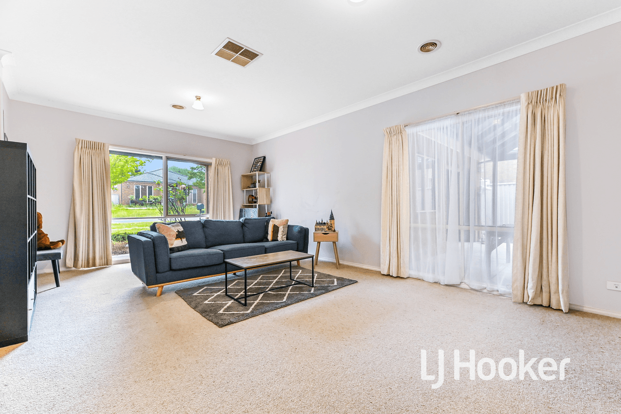 12 St Leonard Way, PAKENHAM, VIC 3810