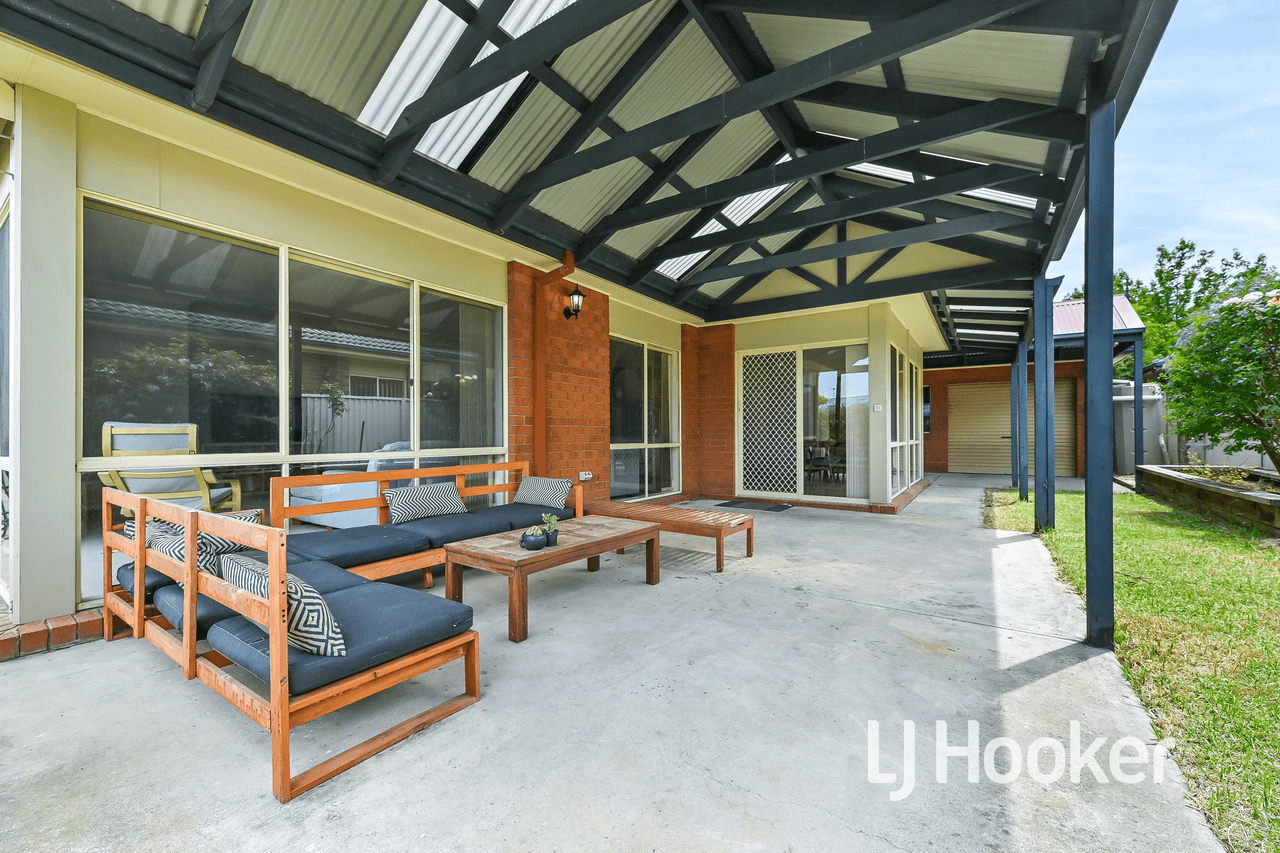 12 St Leonard Way, PAKENHAM, VIC 3810