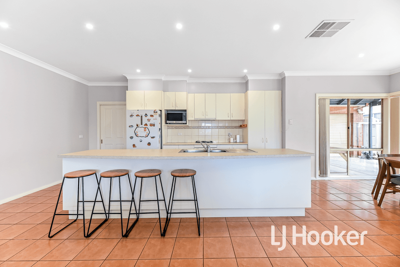 12 St Leonard Way, PAKENHAM, VIC 3810