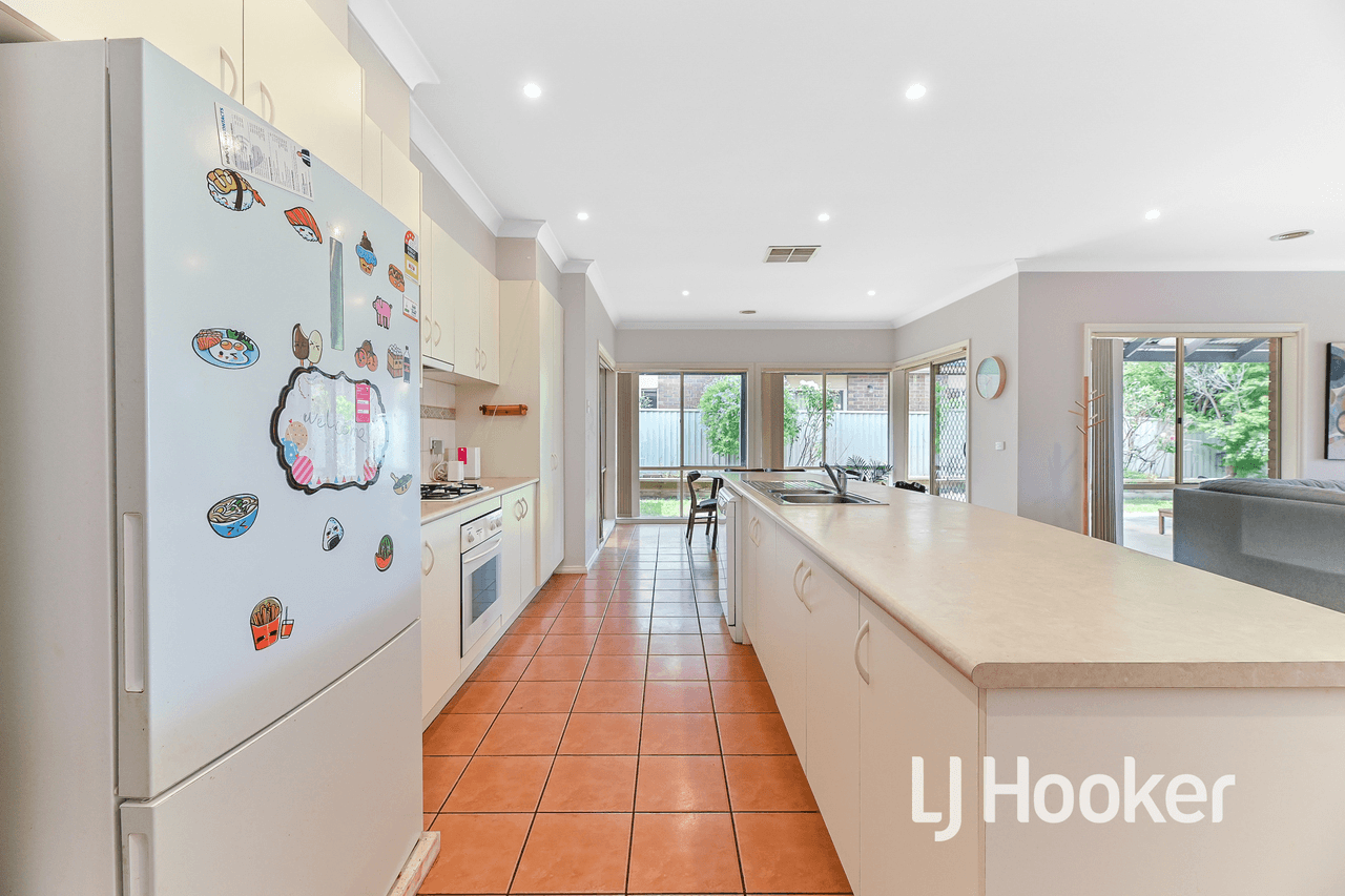 12 St Leonard Way, PAKENHAM, VIC 3810