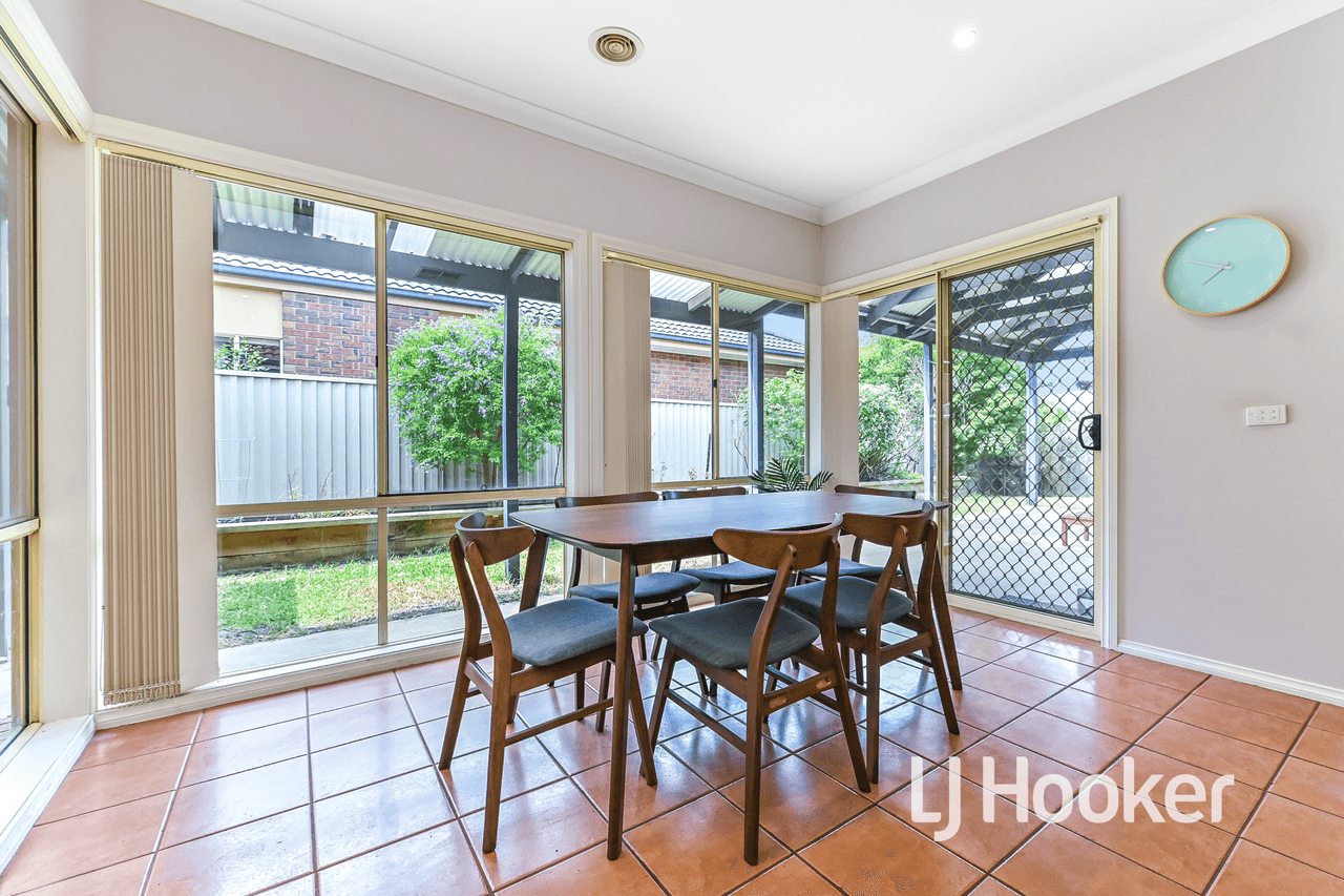 12 St Leonard Way, PAKENHAM, VIC 3810