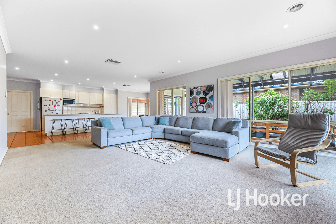 12 St Leonard Way, PAKENHAM, VIC 3810