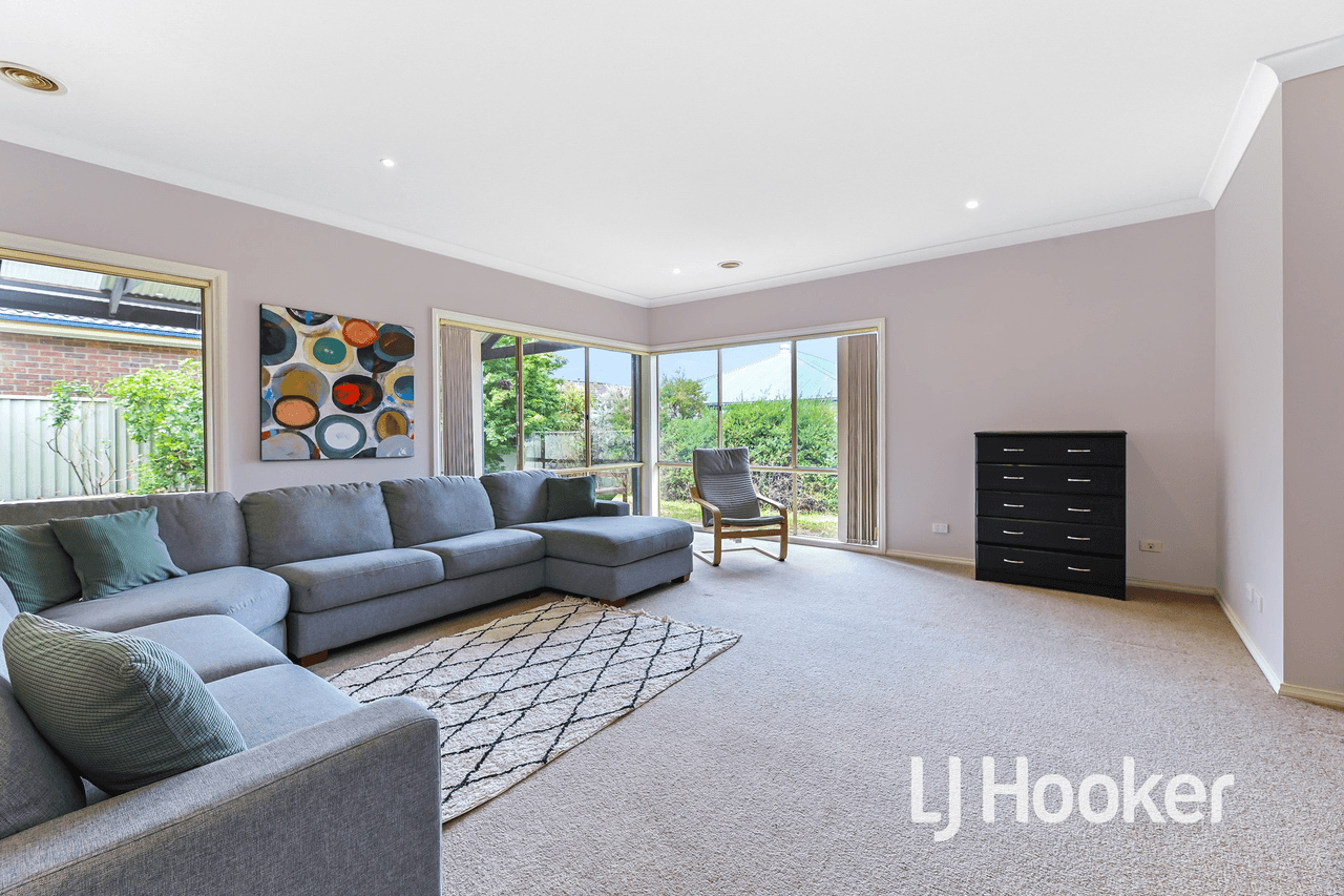 12 St Leonard Way, PAKENHAM, VIC 3810