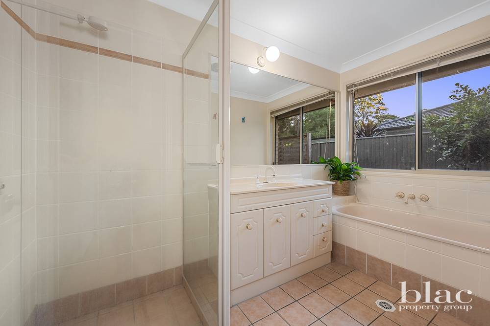 1 Pheasant Court, CASHMERE, QLD 4500