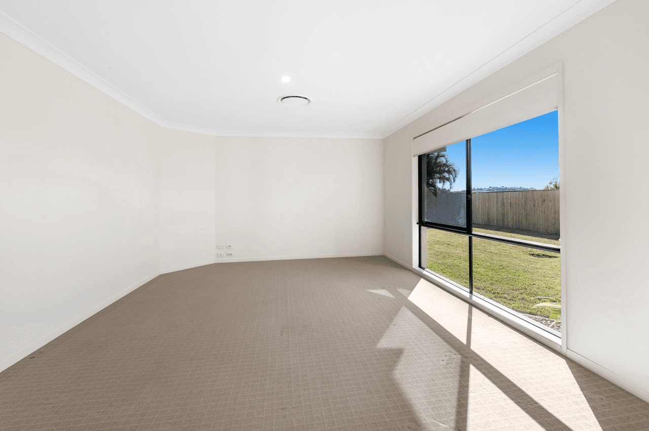 18 Laughlen Chase, PACIFIC PINES, QLD 4211