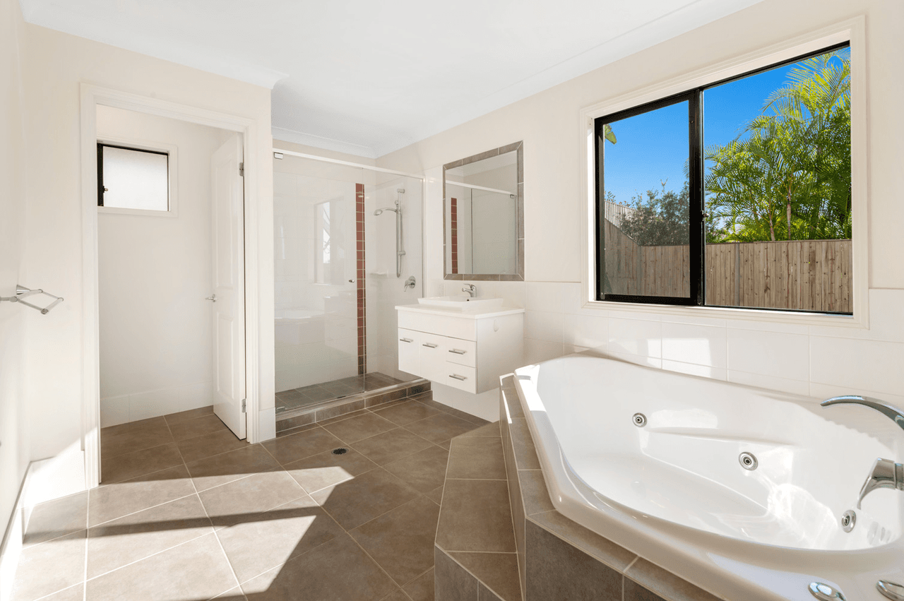 18 Laughlen Chase, PACIFIC PINES, QLD 4211